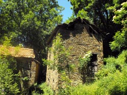 Ruins of ancient Camaggiore (1072 m) | Hiking a loop from Dervio to Alpe di Camaggiore