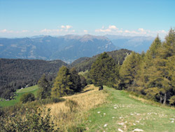 Ascent to Terrabiotta (1350 m) | Hiking a loop around Monte San Primo