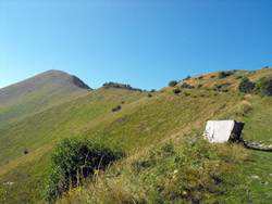 Passo Terrabiotta (1610 m) | Hiking a loop around Monte San Primo