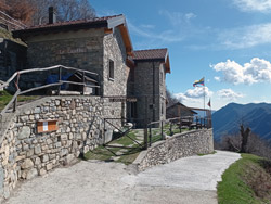 The Casette di Laila (1150 m) - Colonno | Circular hike from Pigra to Monte Costone