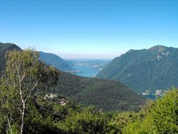 Laorno di sotto (1060 m) | Hiking a loop from Veleso to Monte San Primo