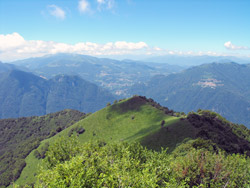 Northwest ridge (1478 m) - Monte St.Primo | Hiking a loop from Veleso to Monte San Primo